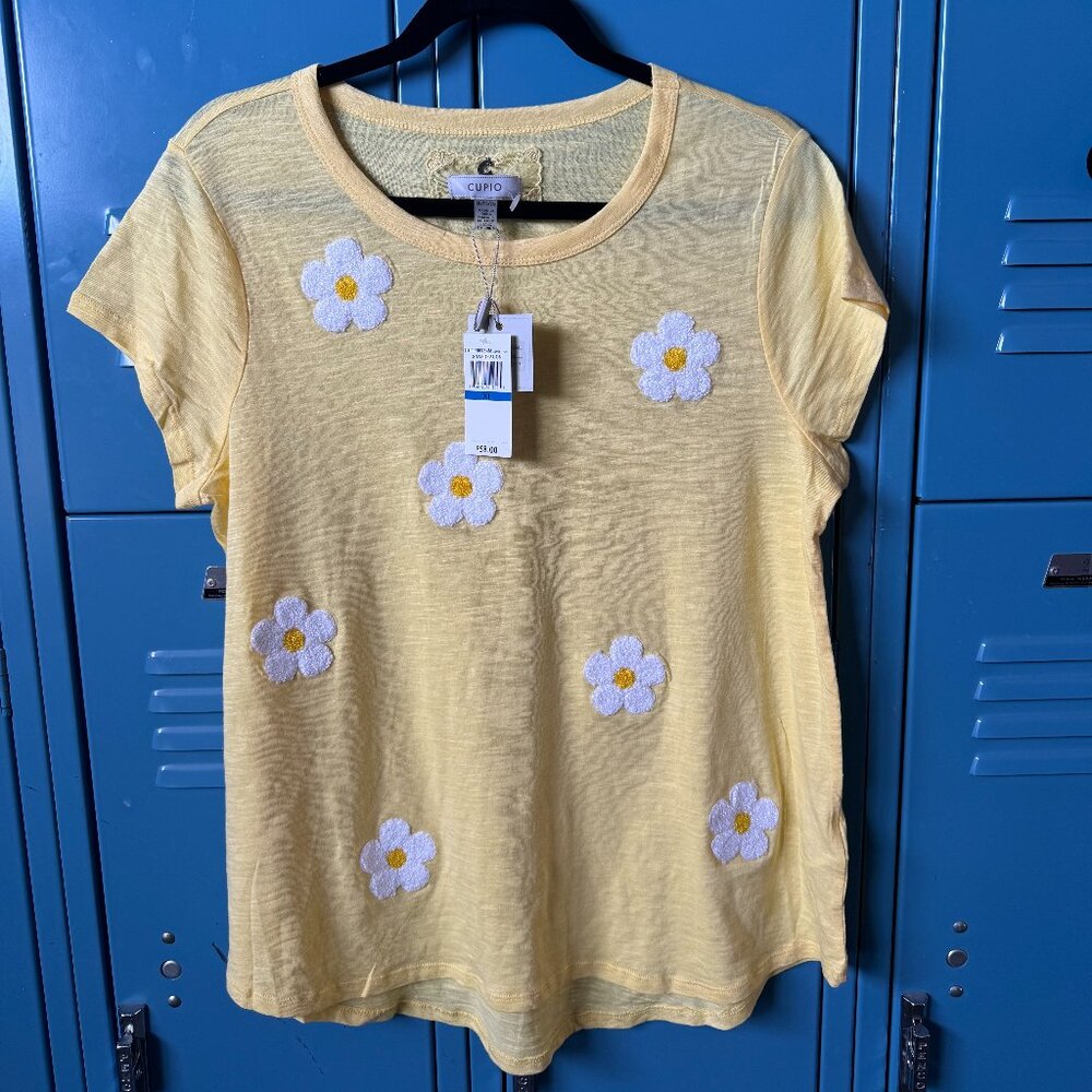 NWT Cupio embroidered Floral Tee
